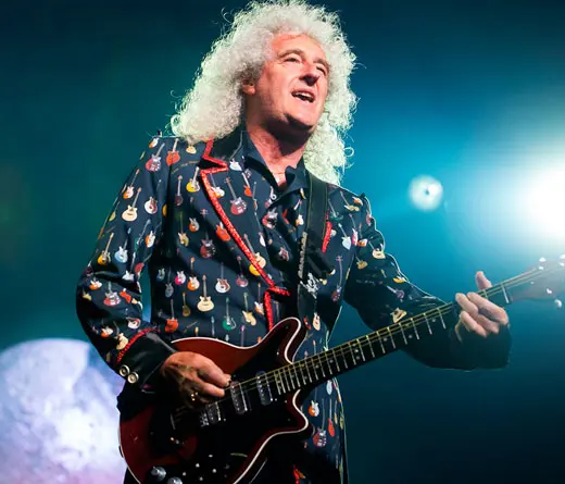 Un mster: Brian May ensea los clsicos temas de Queen, desde su casa.